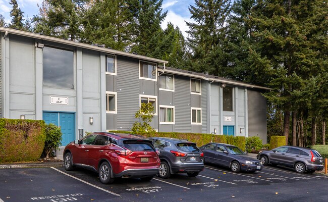 Building Photo - 4647 W Lake Sammamish Pky SE