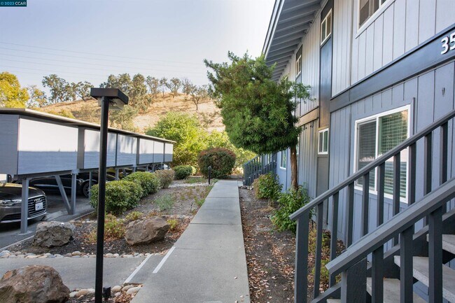 Building Photo - 353 Masters Ct