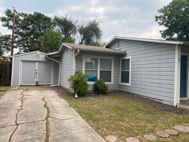 Foto del edificio - Welcome to this charming 2-bedroom, 1-bathroom house located in the heart of San Antonio, TX.