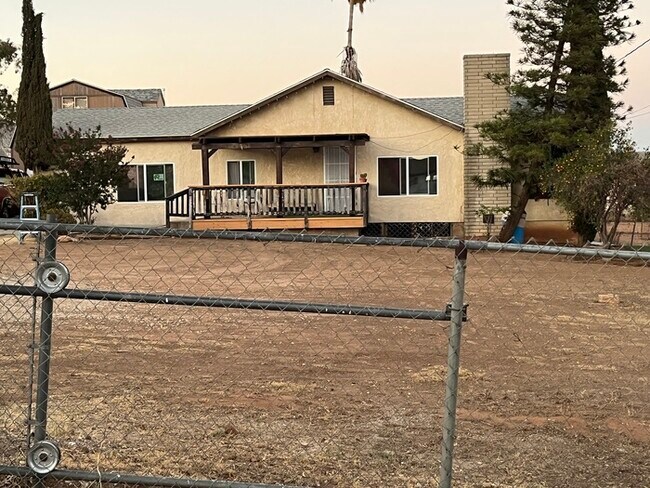 Building Photo - Location Location, 4 bedroom 2