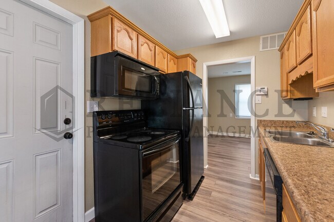 Building Photo - 5021 Hemlock Ave