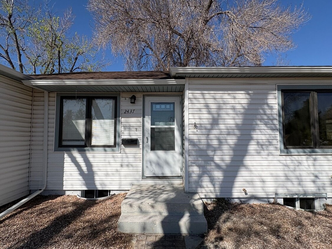 Building Photo - Spacious & Clean 4Bd. 1Ba Home on Quiet Street