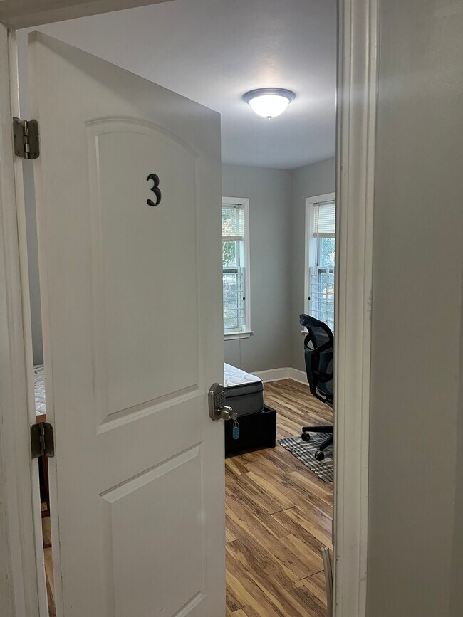 Foto del edificio - Fully-Furnished Rooms for Rent