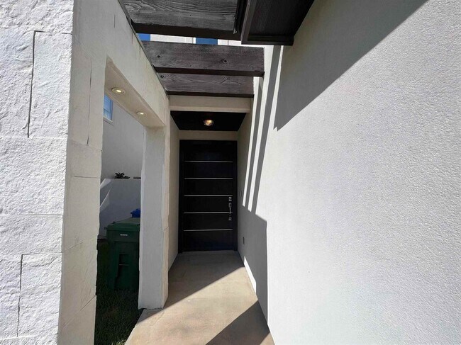 Foto del edificio - 7926 Elka Lp