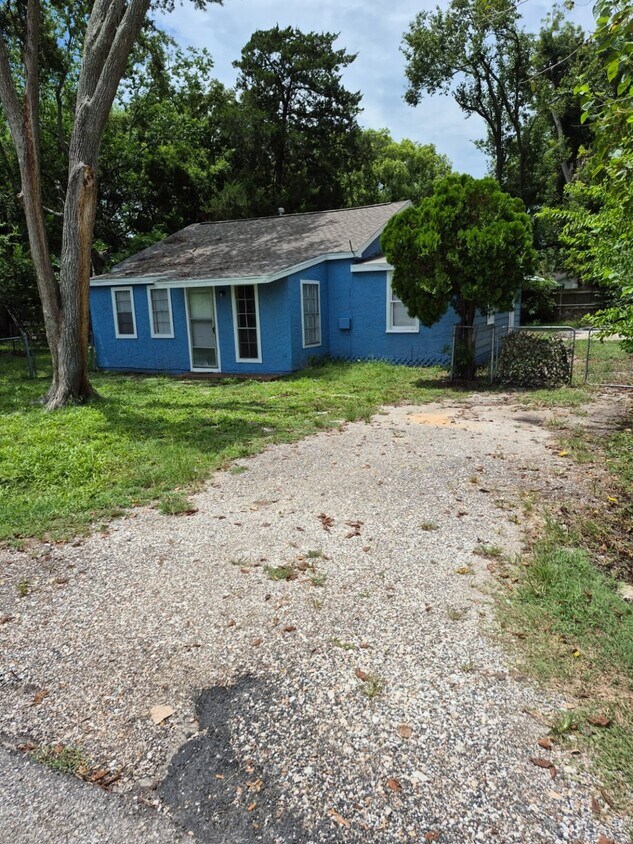 Foto principal - 7012 Church Ln