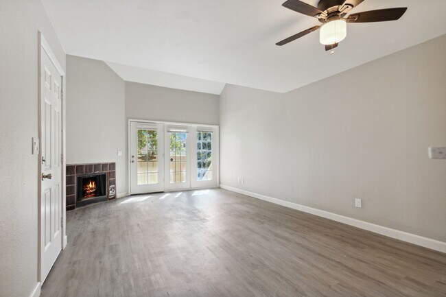 Building Photo - DOWNTOWN MESA APARTMENT!