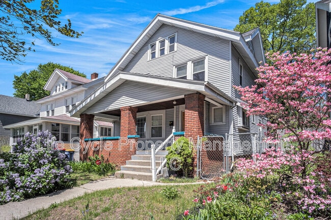 Building Photo - 1321 Bemis St SE