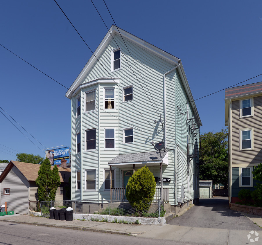 399-401 Central St, Central Falls, RI 02863 - Apartments in Central ...