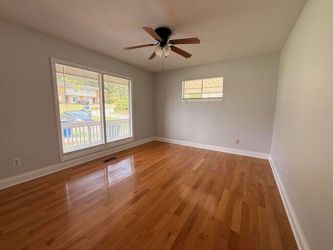 Foto del edificio - 7156 Holland Ln