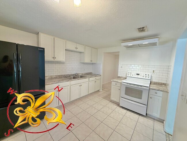 Foto del edificio - Spacious 4-Bedroom Home with Dual Living A...