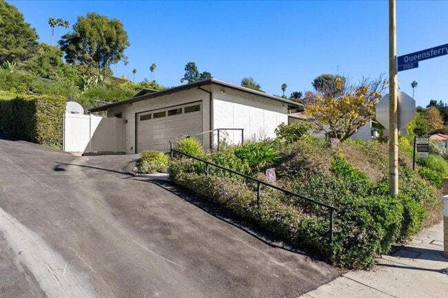Foto del edificio - Mandeville Canyon Gem with a Fabulous Pool