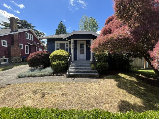 Foto del edificio - Charming Classic Two-Bedroom Portland Home with Bright Living Spaces, Updated Kitchen & Bonus Bas...