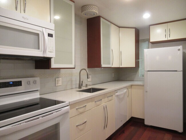 Foto del edificio - Modern 2 bedroom, 1.5 bath condo in the ga...