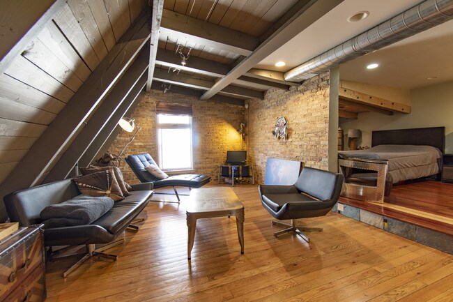 Building Photo - 1611 Simpson St