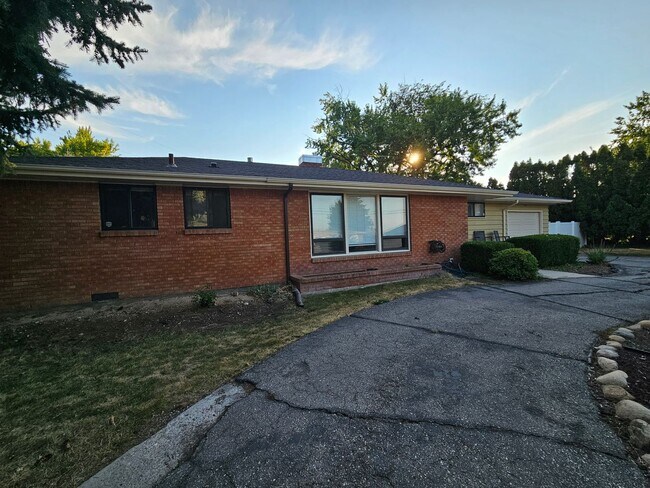 Building Photo - Fully Furnished Mid Century Charmer- month to month/midterm/short term, 3 bedrooms, highly desira...