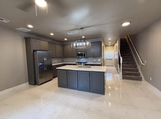 Building Photo - 604 Abadan Dr