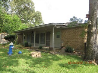 Building Photo - 8716 Club House Dr