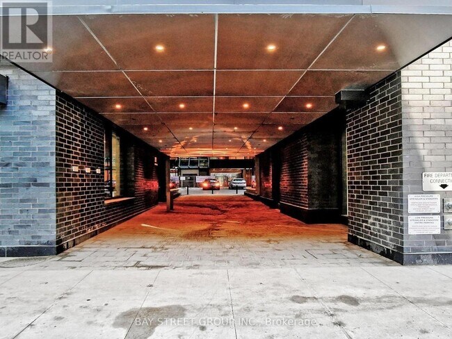 Photo du bâtiment - 115 Blue Jays Way