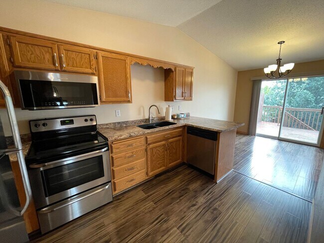 Building Photo - Beautiful 3 Bed Townhome in South Fargo!