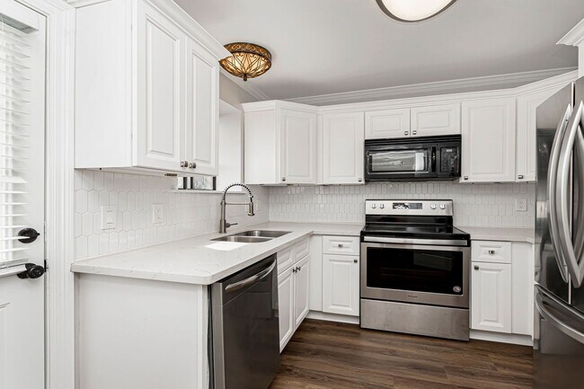 Foto del edificio - 2 Bedroom Townhouse Located off Bluebonnet...