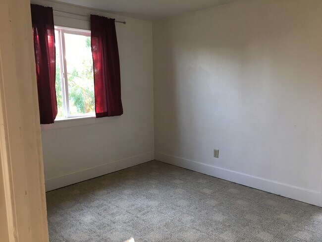Building Photo - 6 Bedroom House near Downtown and Universi...