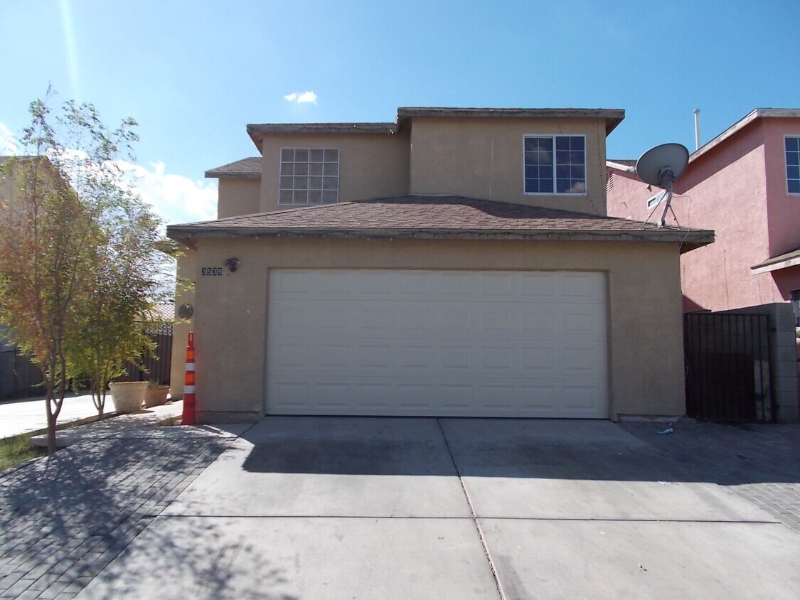 Foto principal - Spacious 4-Bedroom, 2.5-Bathroom Home with...