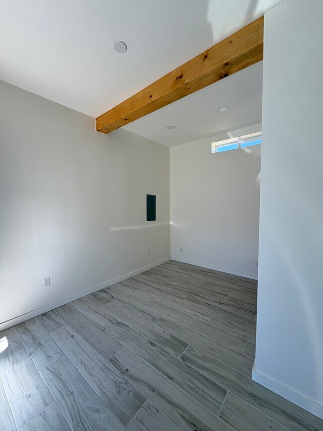Building Photo - 1709 Espinacitas St