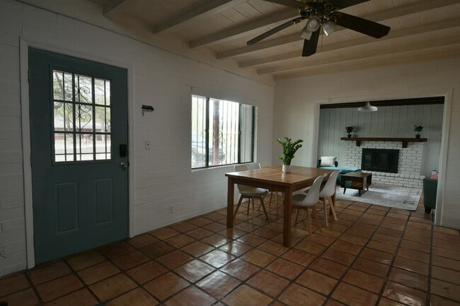 Building Photo - 2842 E Blacklidge Dr