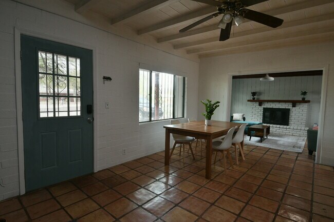 Foto del edificio - 2842 E Blacklidge Dr