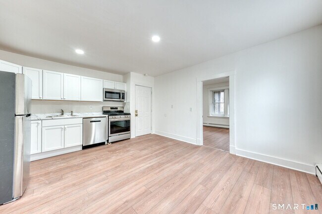 Building Photo - 152 Oak St