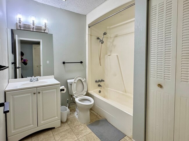 Foto del edificio - 6519 W Newberry Rd