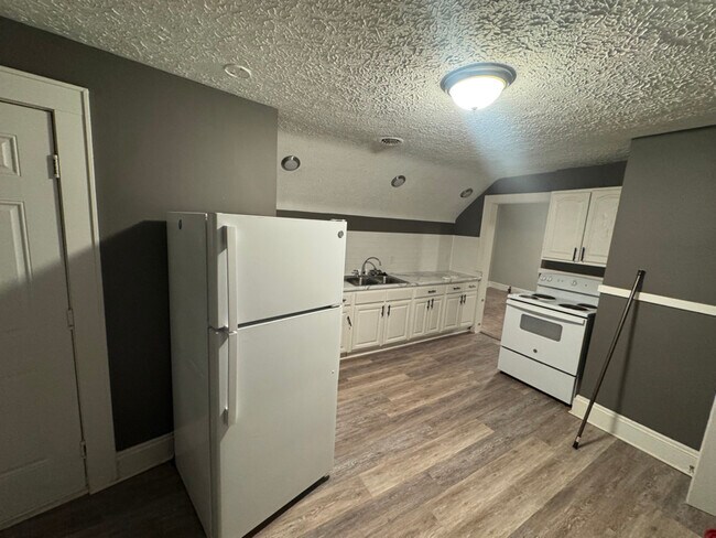 Building Photo - 5135 Stanley Ave