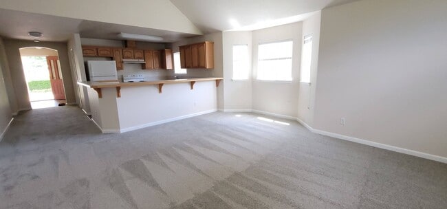 Building Photo - 3 Bedroom Duplex with Large Yard