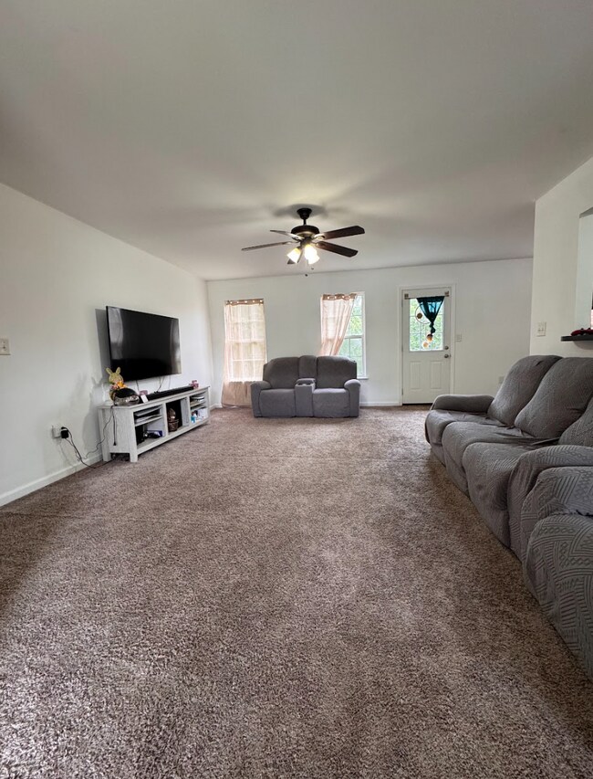 Building Photo - ???? Spacious 3-Bedroom Home on a Large Lot in Spartanburg School District 6 – Minutes from Shopp...