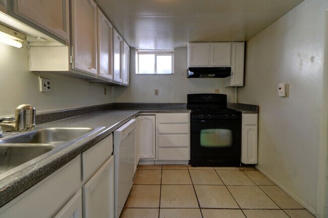 Building Photo - TFH - Springville Duplex