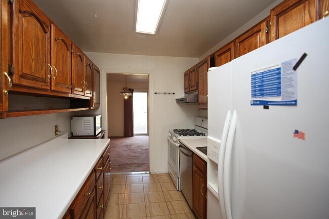 Building Photo - 613 W Lynfield Dr