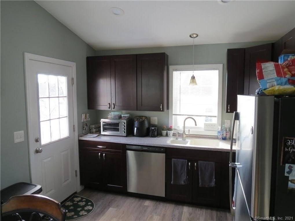 32 Knighton St Unit 2nd floor 1 bedroom, Manchester, CT 06040