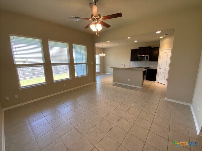 Foto del edificio - 1110 Lakeway Crossing Dr