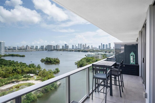 Foto del edificio - 16385 Biscayne Blvd