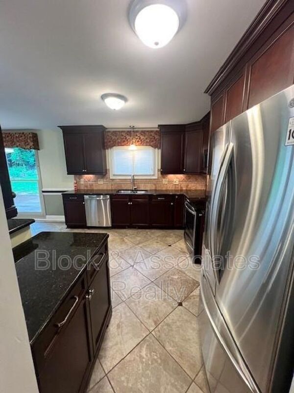 Building Photo - 1608 Pineview Dr