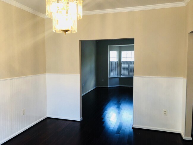 Building Photo - Available NOW!! HOME IN PARK RIDGE