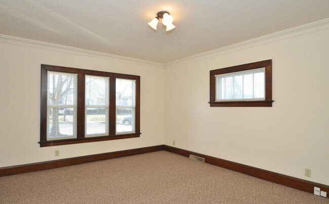 Foto del edificio - 2419 Taylor Ave