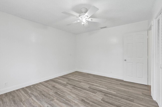 Building Photo - 5127 Woodstone Cir E