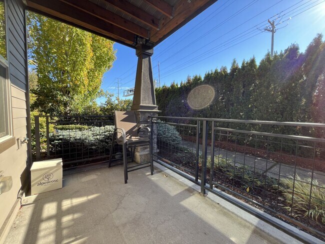 Foto del edificio - Awesome 2 Bed 1 Bath, Ground Floor, includes 1 - Parking spot, Washer and Dryer and Community Poo...