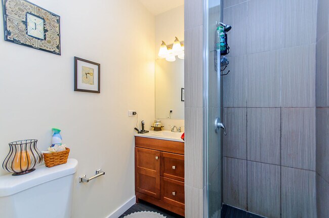 Building Photo - 1829 N Hermitage Ave