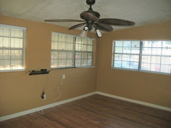 Building Photo - Pet friendly 2 bedroom cottage in Daytona Beach