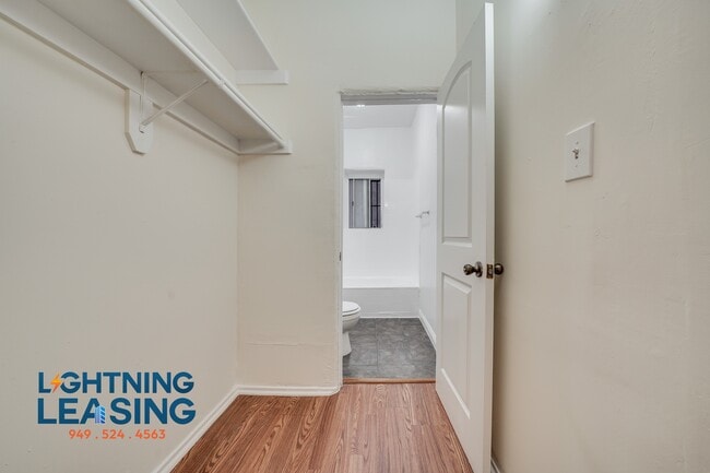 Building Photo - 1518 3/5 Wilton -404D