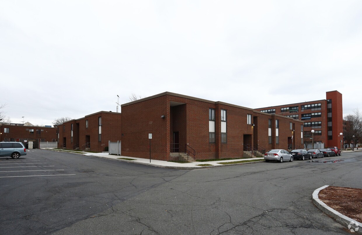Building Photo - Heritage Apartments- Family