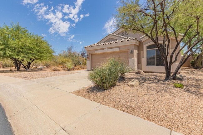 Building Photo - Stunning 4 bedroom 2 bathroom home with ba...