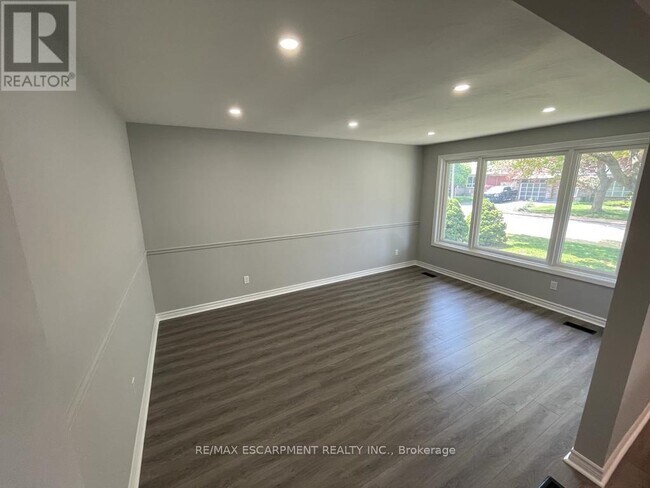Building Photo - 37 Goldfinch Rd